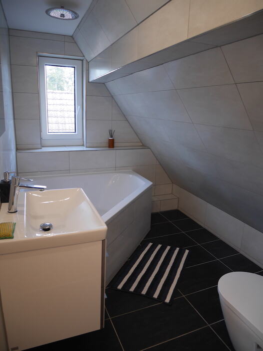 Badezimmer im Obergeschoss mit Badewanne