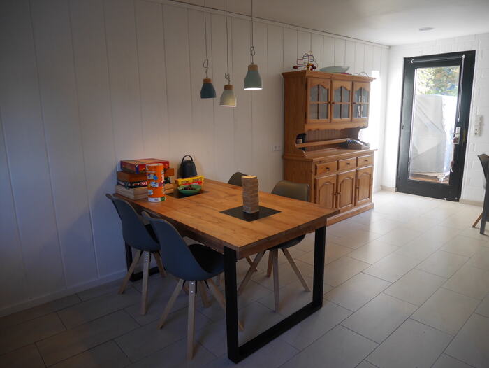Esstisch mit Blick in den Garten