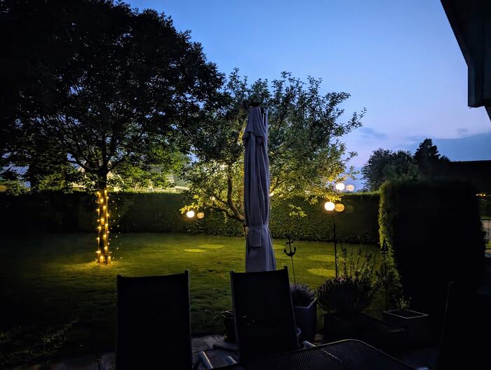 Beleuchteter Garten am Abend