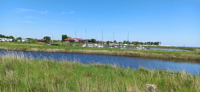 Blick über das Wasser zum Hafen