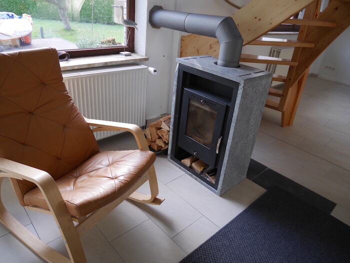 Sessel am Kaminofen