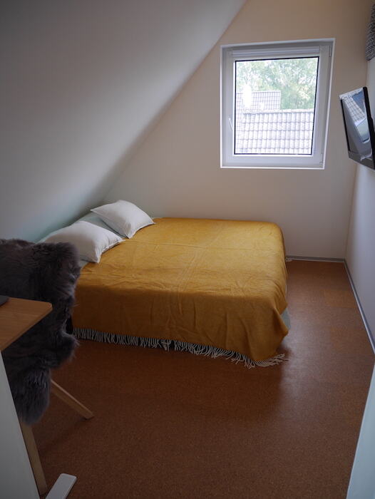 Großes Schlafzimmer mit Doppelbett